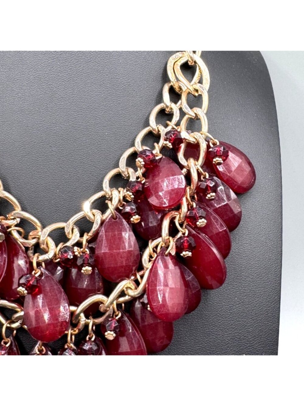 Burgundy Red Acrylic Statement Necklace Shaky Teardrop Bead Gold Tone Bib 18" - Picture 4 of 9